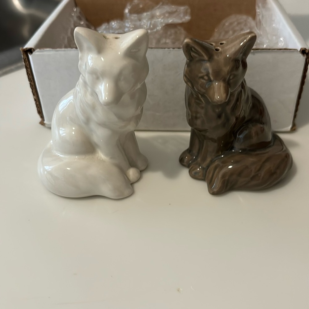 Wolf salt & pepper shackers